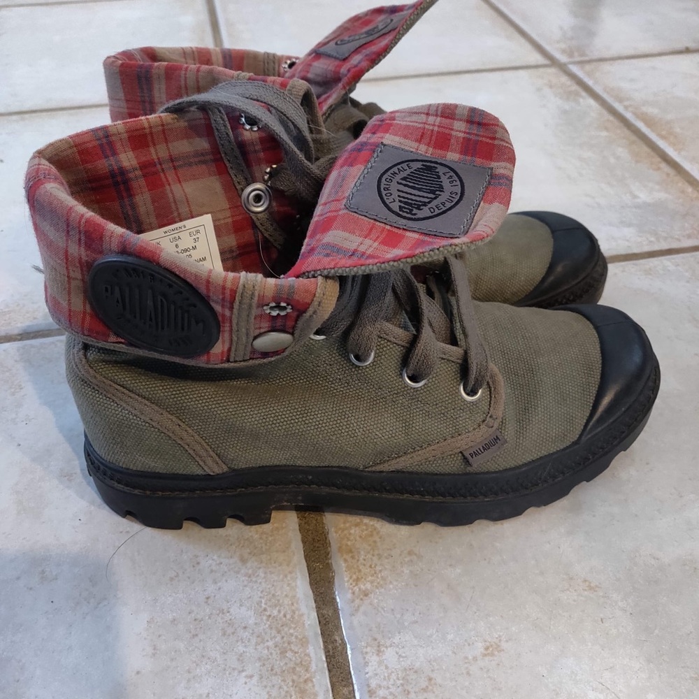 Palladium women’s baggy canvas boot